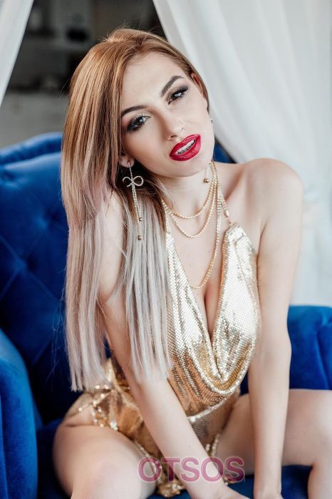 Кристина оказывает услугу Минет
