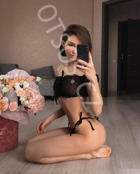 Голди оказывает услугу Минет