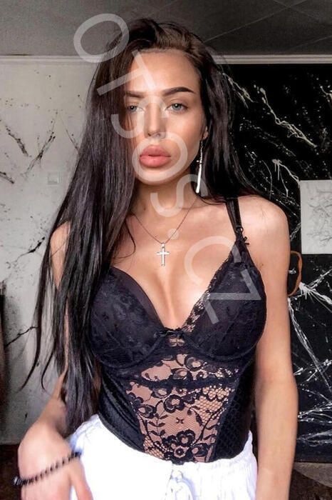 Карина оказывает услугу Минет