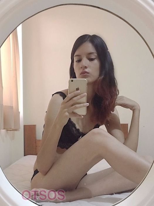 Ангелина оказывает услугу Минет