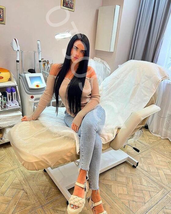 Лола оказывает услугу Куннилингус